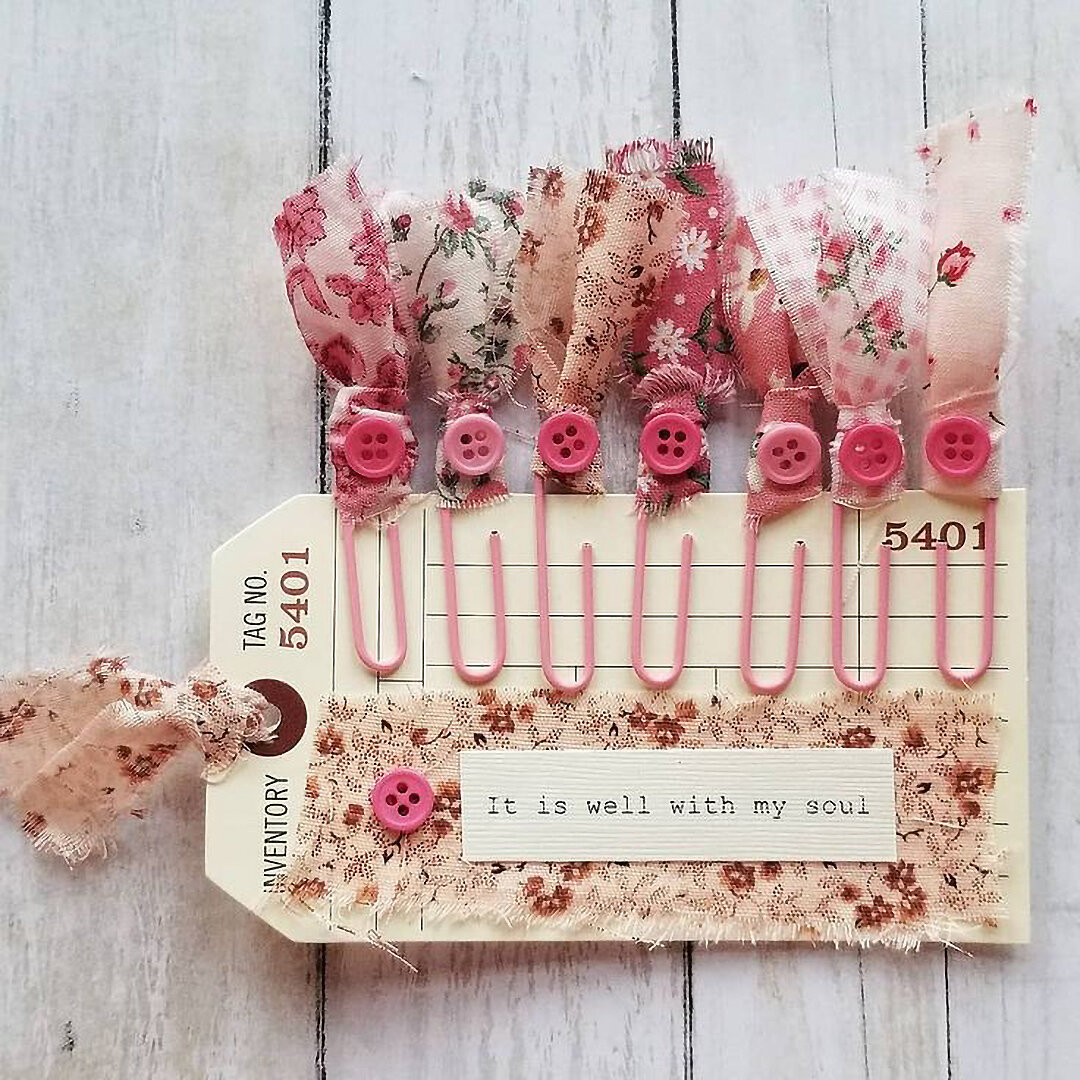 📎 Скрепки-закладки с декором из полосок тканей, прикрепленные к тегу (ярлыку). Фото с сайта Пинтерест https://ru.pinterest.com/.