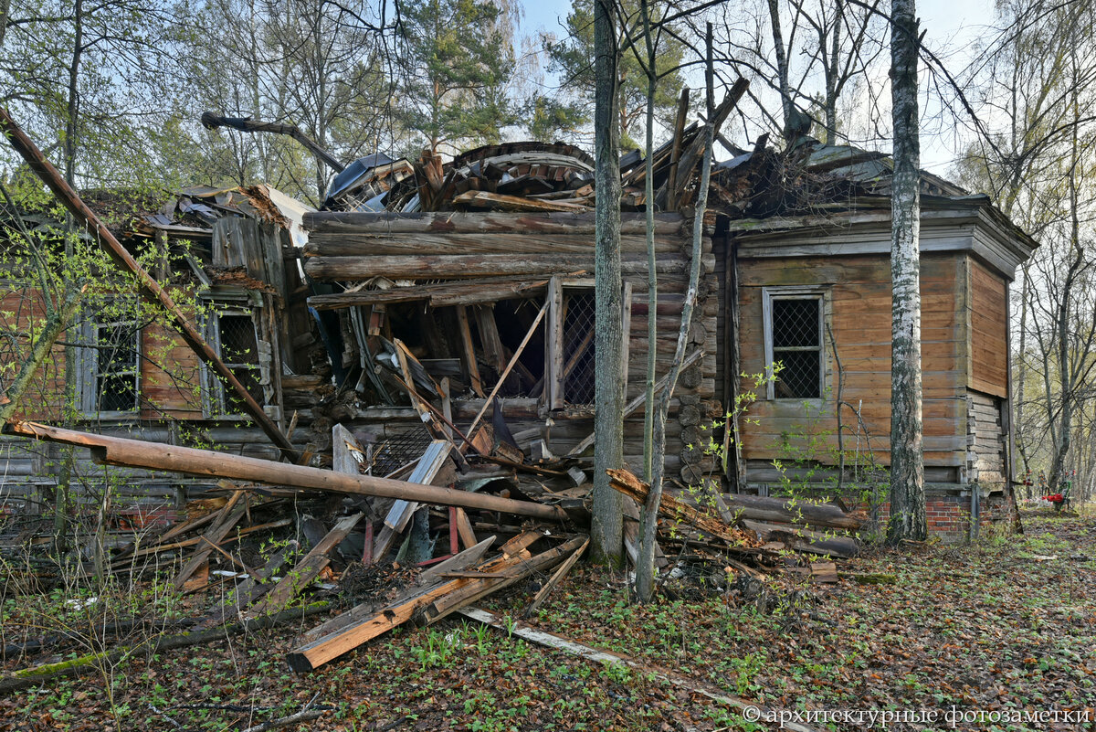 Вид с юга на разрушения основного объема