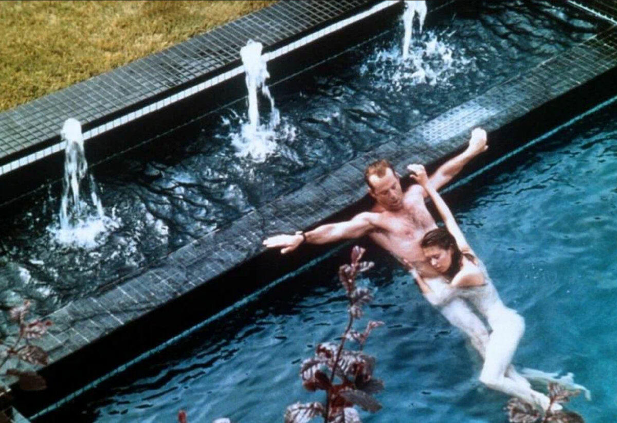 цвет ночи 1994. ричард гир в бассейне фильм. брюс уиллис цвет ночи. цвет ночи сцена. цвет ночи фильм 1994.