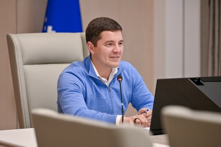    Дмитрий Артюхов сыграл на рояле песню про матерей
