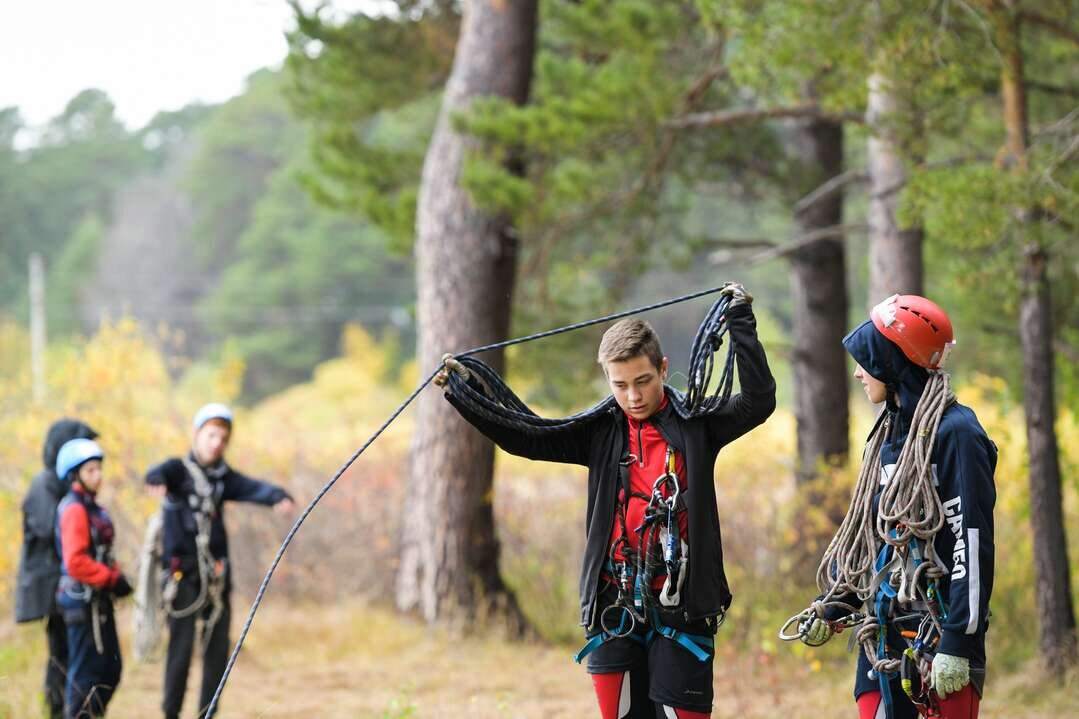 Участники соревнований готовят верёвки