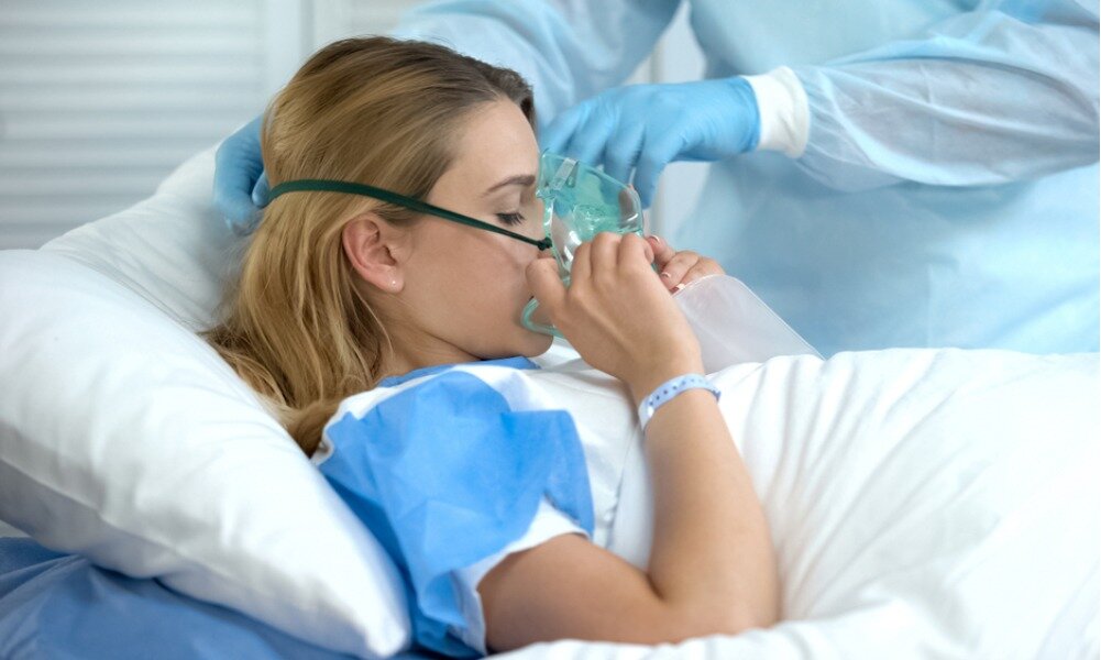 Боюсь анестезии. Женщина в кислородной маске в больнице. Медсестра кислородная маска. Девочка в кислородной маске. Красивые медсестры с кислородной маской.