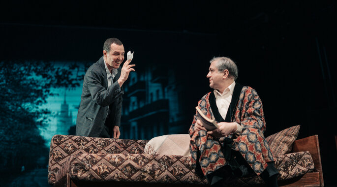 Игорь Верник в роли Костика. Иван Шабалтас в роли Велюрова. Дядя Лева. Фото с официального сайта Театра на Бронной: https://mbronnaya.ru/uploads/performance/image/image/1720/bronnaya_show_1_34.jpg