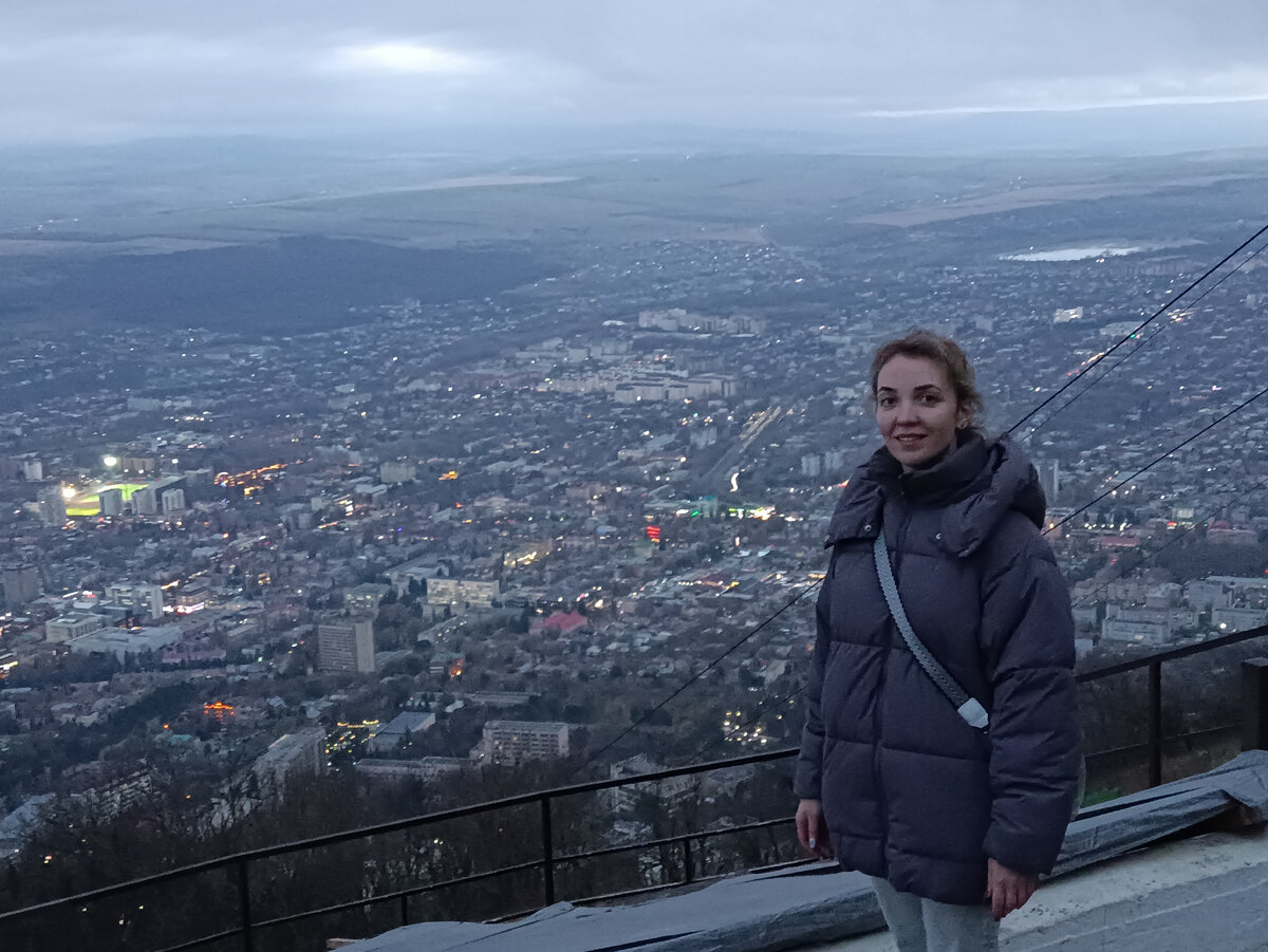 Вид на вечерний Пятигорск с вершины горы Машук. 