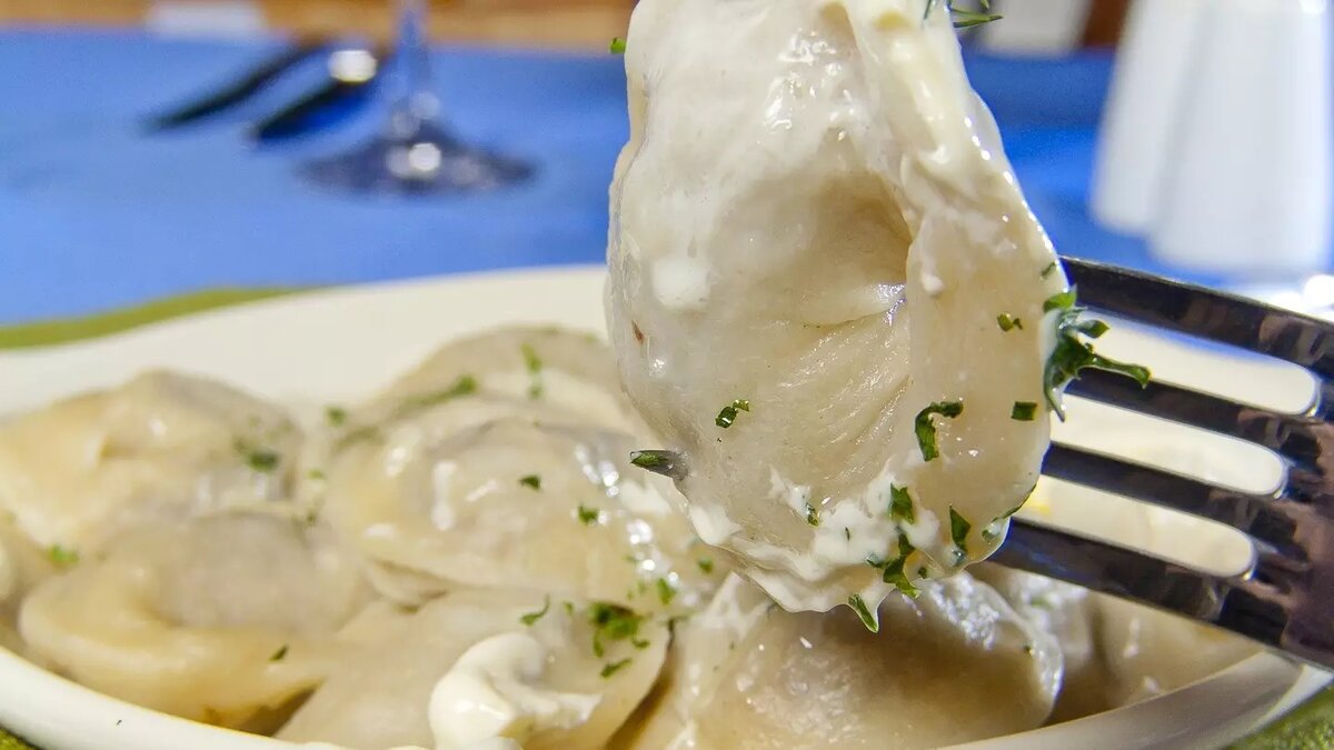     Роскачество выявило в магазинных пельменях кишечную палочку, листерии и сальмонеллы, после чего поделилось с волгоградцами советами по выбору качественных изделий.