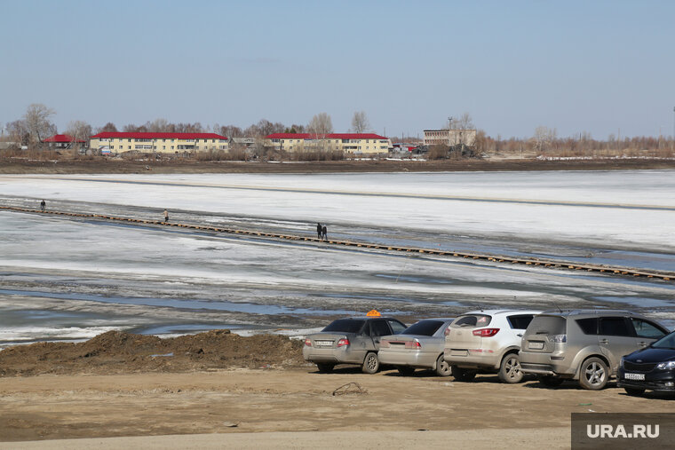 Уровень реки Иртыш в городе Тобольске. Река Иртыш Тюменская область. Порт на реке Иртыш.