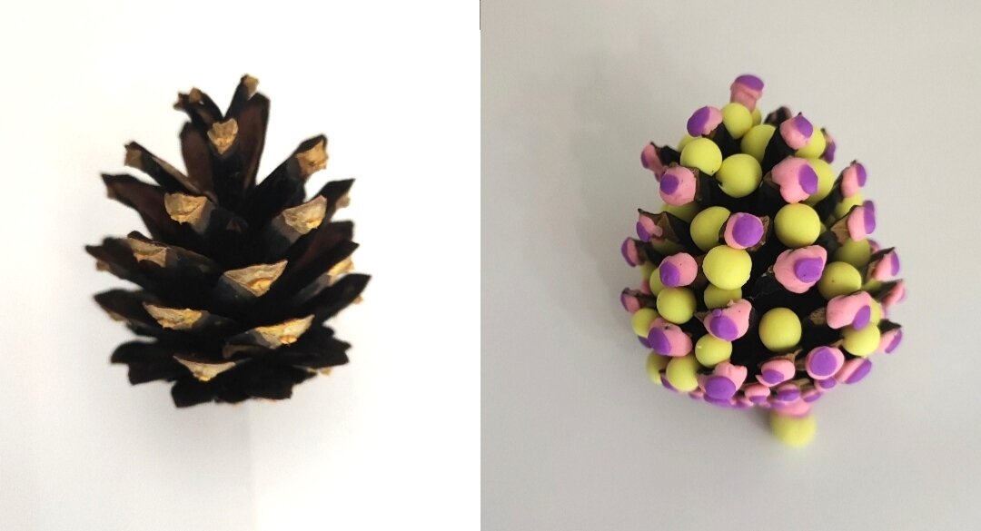 Готовый вариант поделки из пластилина и шишки на ёлку.