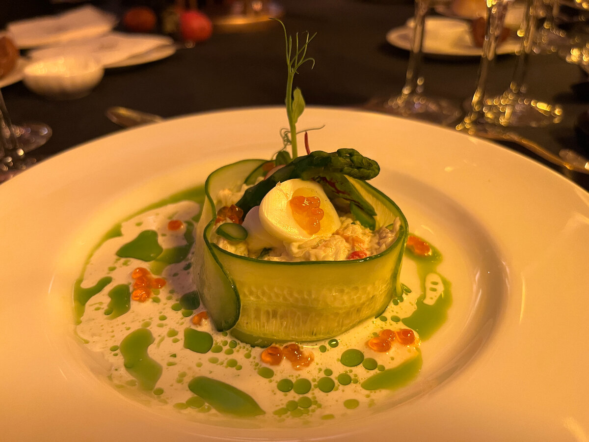 Холодная закуска: Камчатский краб со спаржей и перепелиным яйцом