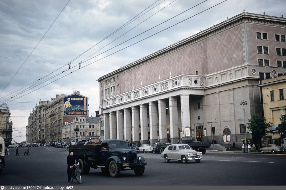 Пересечение Садового кольца и Тверской улицы (Горького) в 1959 году. То есть без тоннеля. Вид в сторону Садовой-Триумфальной. Автор фото: Lawrence Monthey. С сайта www.pastvu.com.