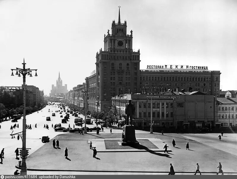 Триумфальная площадь (тогда - Маяковского) без тоннеля, 1958. Фото Н. Грановского, с сайта www.pastvu.com.