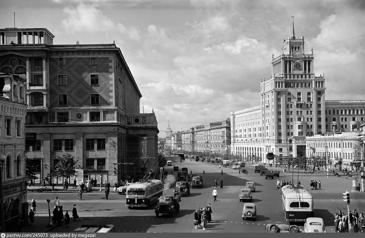 Вид на площадь без тоннеля с ещё одного ракурса: с Садовой-Триумфальной улицы, 1956-1957. Автор фото: С. Фридлянд. С сайта www.pastvu.com.