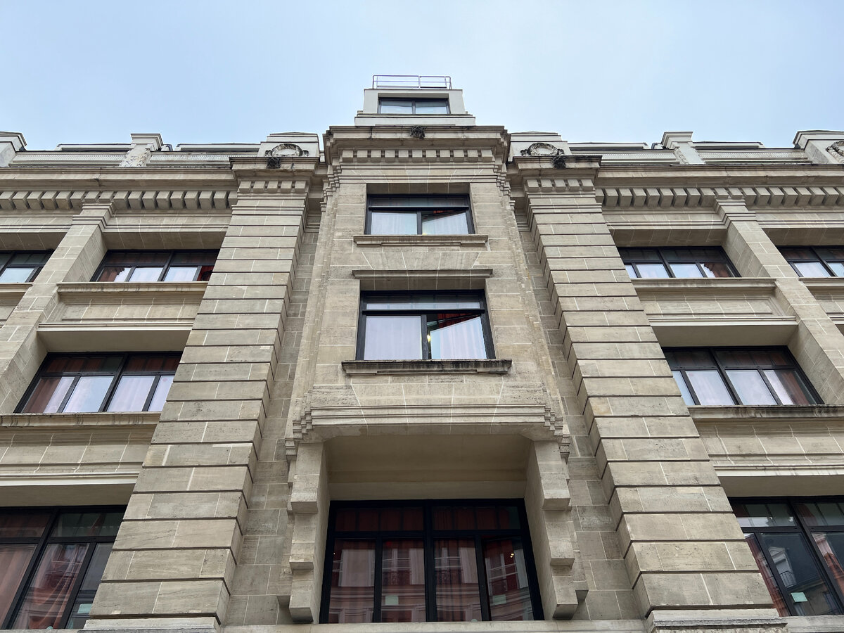 Дом, где расположен хостел St Christopher's Inn Gare Du Nord в Париже. Фото автора