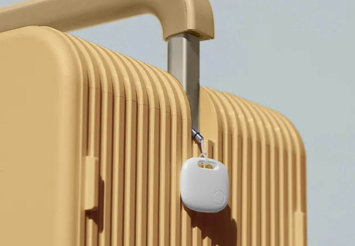    Аналог AirTag легко прицепить к багажу или рюкзаку и отслеживать со смартфона