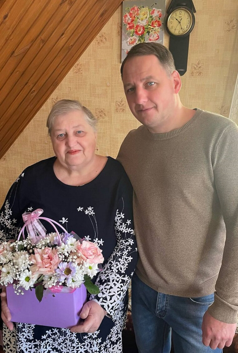    Глава Шадринска Мокан поздравил маму с праздником и рассказал о ее трудовом пути