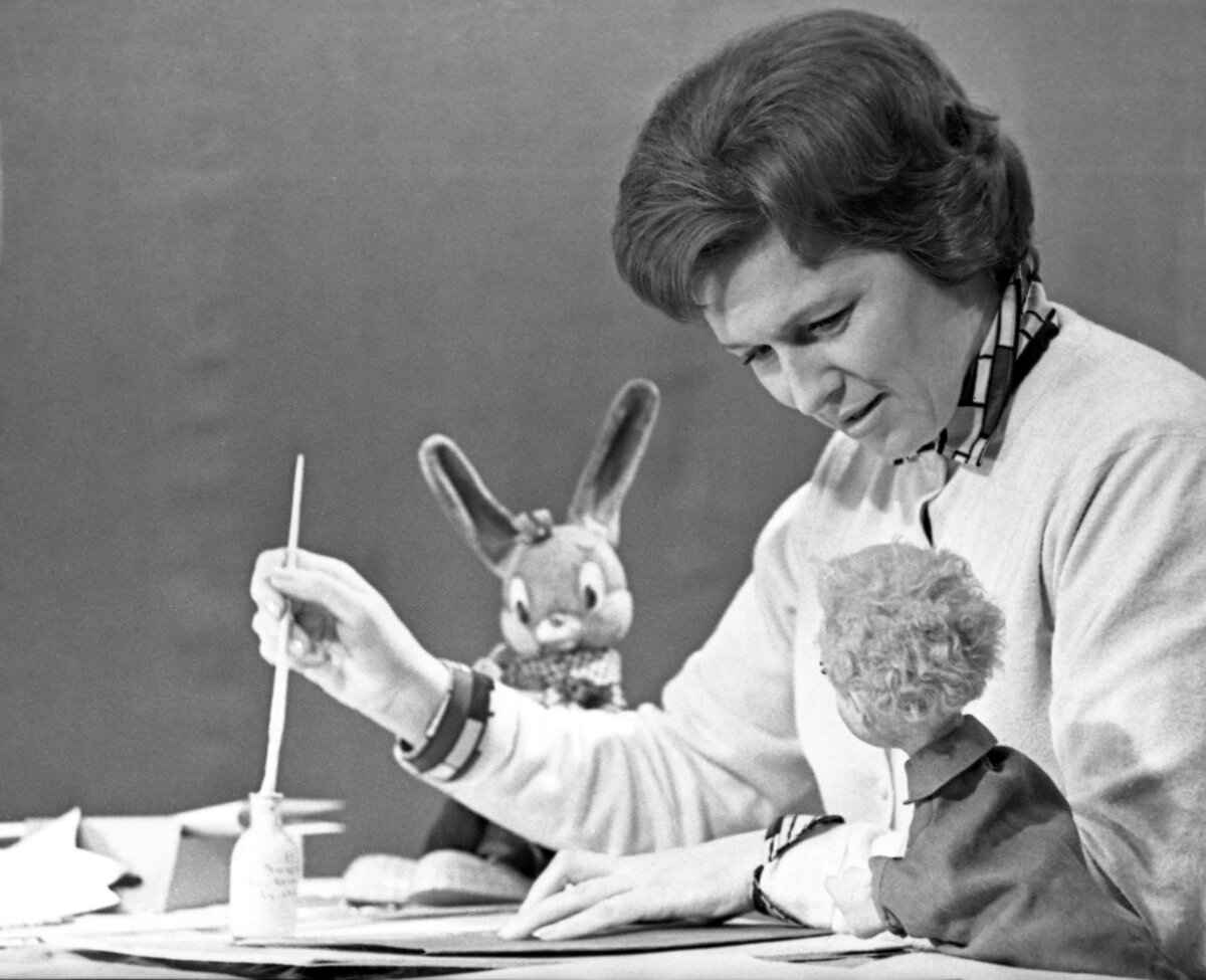    Инициатором была Валентина Фёдорова, главный редактор программ для детей. К появлению «Спокойной ночи, малыши!» свою руку приложили писатели и сценаристы, в частности Эдуард Успенский, Павел Барто, Роман Сеф и другие / РИА Новости / Александр Макаров