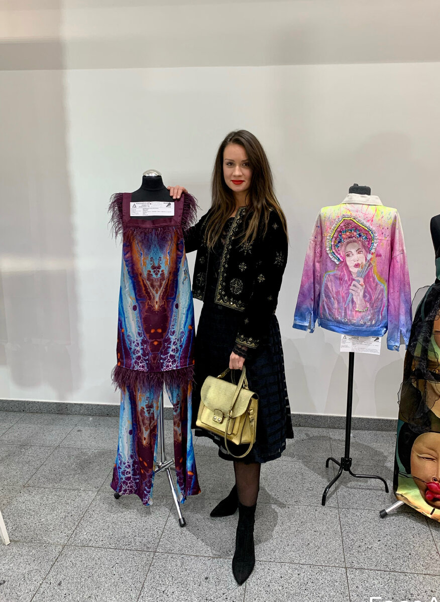 Мой авторский костюм я разработала для выставки Мосбилд 2023 г. Мои партнеры напечатали мне данную ткань по моей картине «Две Стихии». 