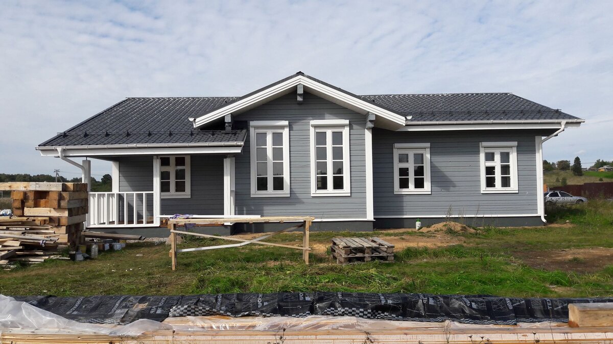 Одноэтажный дом из профилированного бруса 195х195. Дом собирается из погонажа с запилом «в теплый угол». место строительства — Ярославская область, Угличский район.