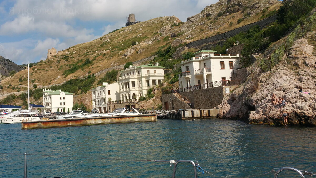 Тот самый плавучий причал. Молодежь сидит на скале, предвкушая шоу