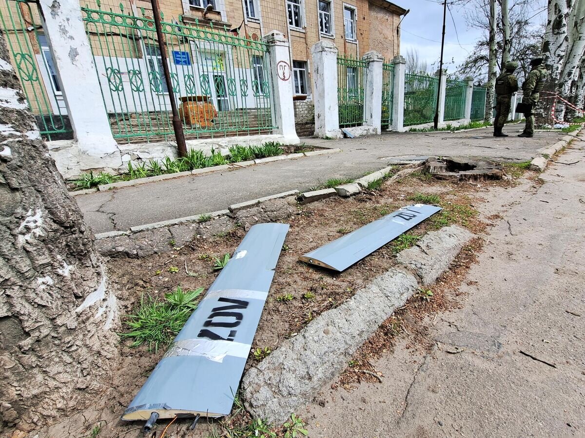    Обломки беспилотника ВСУ американского производства, сбитого системой ПВО в Киевском районе Донецка© РИА Новости / Сергей Батурин