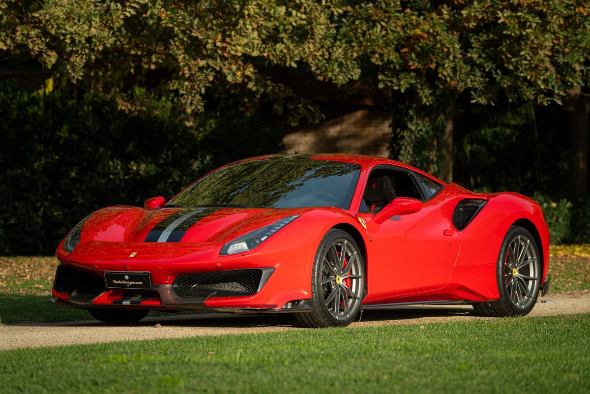 Голубая Ferrari 488 pista