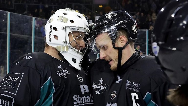    Петр Чех (слева) дебютировал за «Белфаст Джайантс».ХК «Белфаст Джайантс»