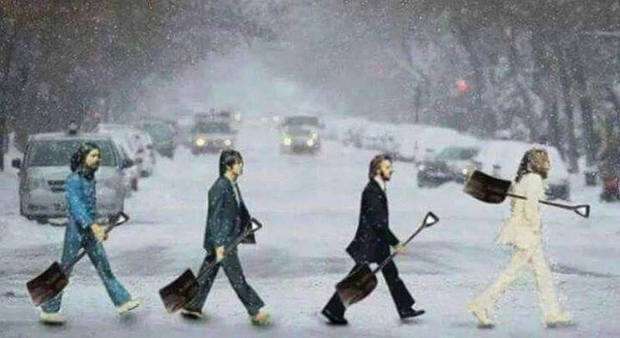 Сотрудники МП "Коммунальное хозяйство" в снежную погоду