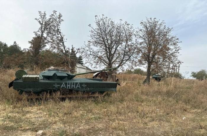 Российские самодельные макеты танков Т-72Б3 где-то на фронте, источник – Телеграм- канал Военный Осведомитель