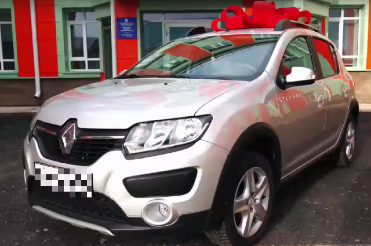    Выпускники лицея-интерната в Уфе подарили учителю химии машину