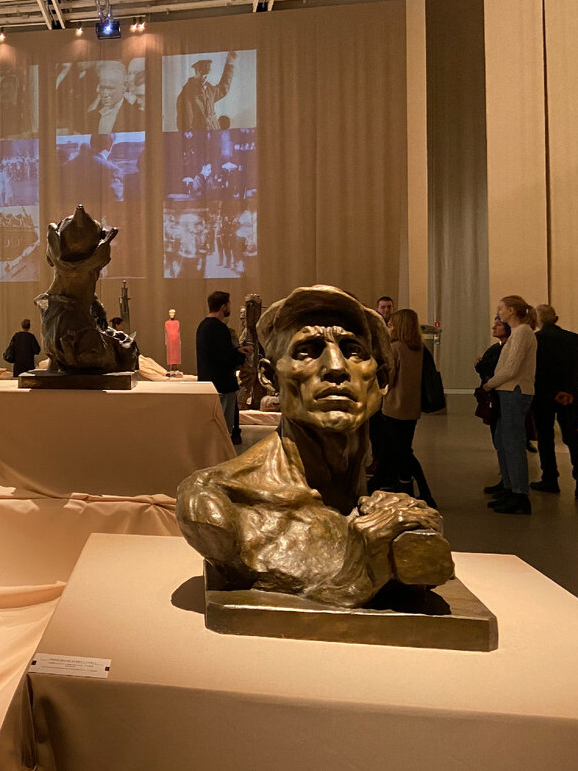 Шадр И.Д. Рабочий На заднем плане Красноармеец.