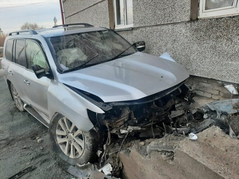    В Орске внедорожник Toyota Land Cruiser-200 врезался в магазин, водитель погиб Андрей Севостьянов