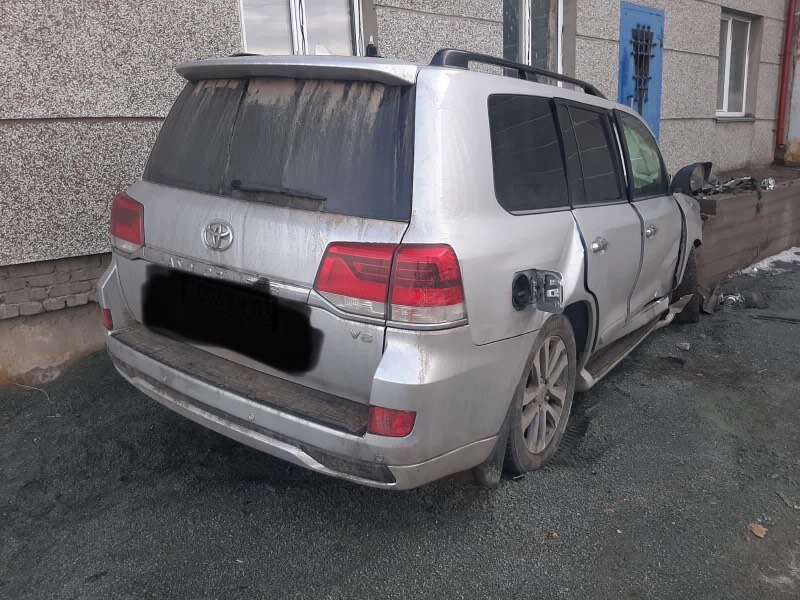    В Орске внедорожник Toyota Land Cruiser-200 врезался в магазин, водитель погиб Андрей Севостьянов