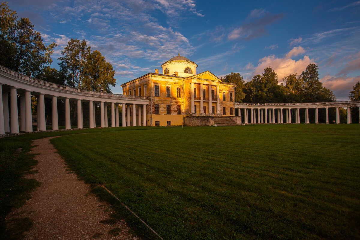 Усадьба Знаменское-Раёк. Главный дом, колоннада. Посёлок Раёк, Торжокский район. Тверская область. Фото автора статьи 