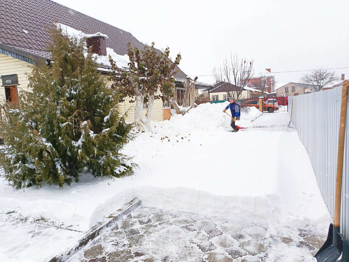 Добили оставшийся кусок тротуара.