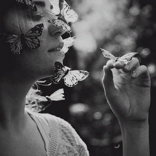 Фото из Интернета намекает на ошибочный стереотип, что любовь измеряется интенсивностью буйства бабочек в животе... Нет! 