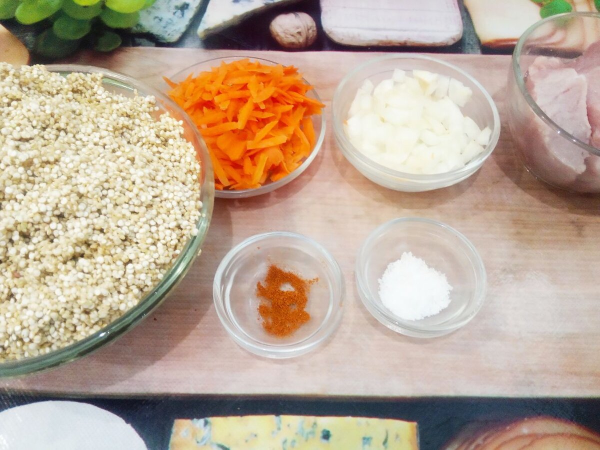 Ингредиенты для приготовления киноа, с мясом и овощами