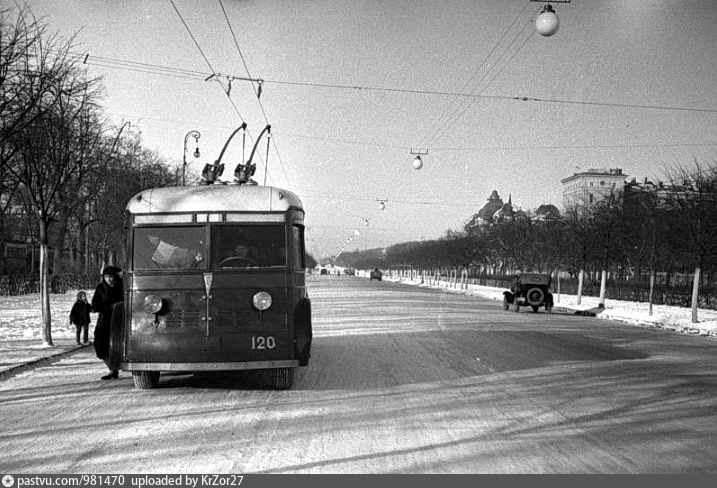 Один из первых ЯТБ-1 №120 в Москве, зима 1936 г. Источник указан на фото.