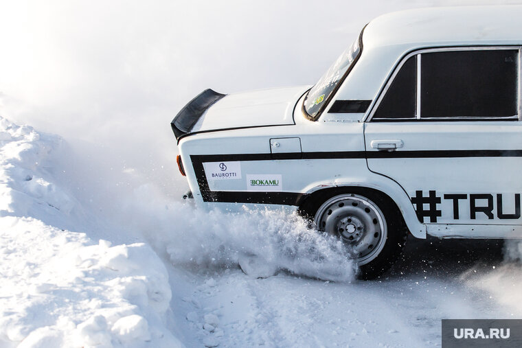    В ХМАО задержали 26-летнего мужчину, который дрифтовал у памятника