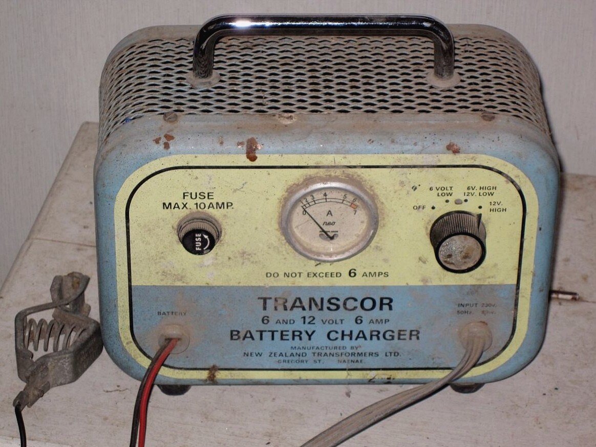 Зарядное устройство для автомобильных аккумуляторов с выходным напряжением 6 или 12 В 