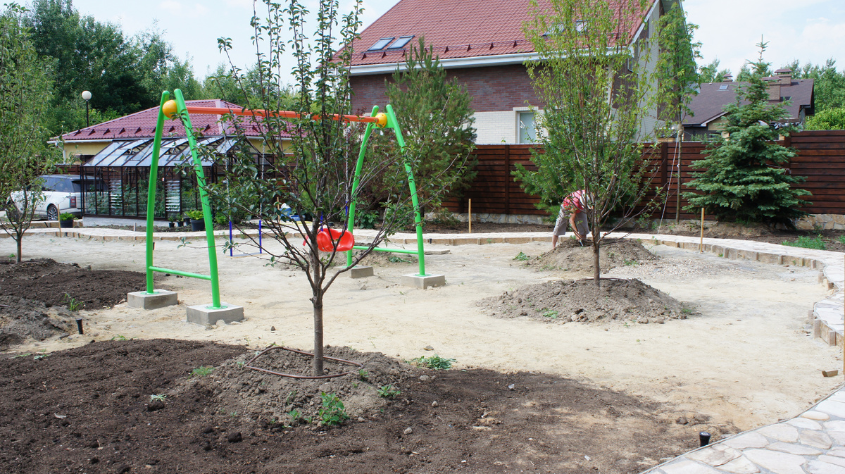 Уже готовы дорожки. Делаем планировку и посадку крупномеров