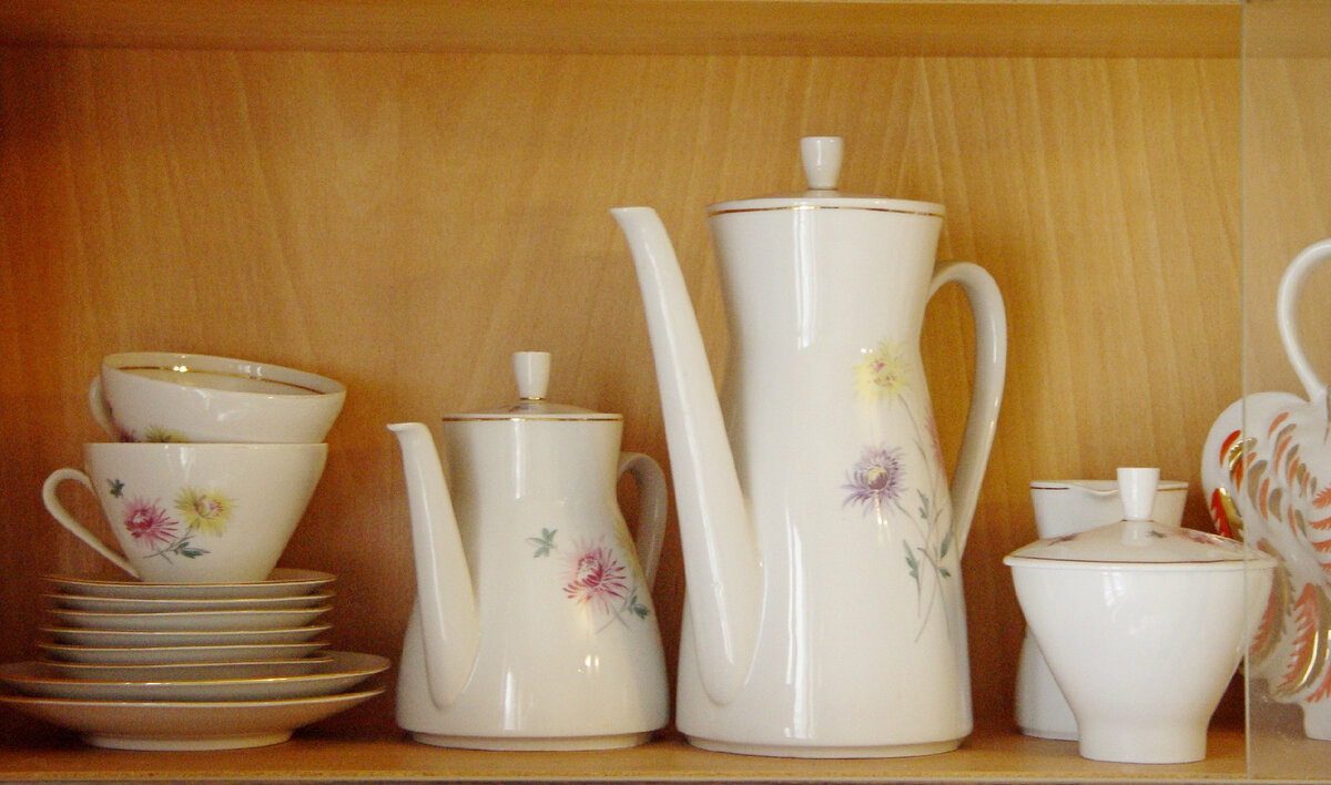 Блюдо не показано - просто по высоте не проходит. Держу его не на полке, а в шкафу. 