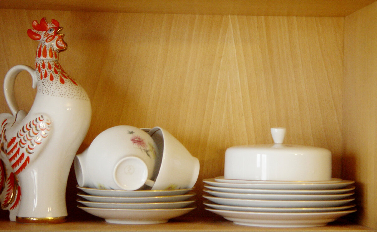 Кувшин-штоф в виде петуха к данному сервизу не относится - это изделие ЛФЗ.