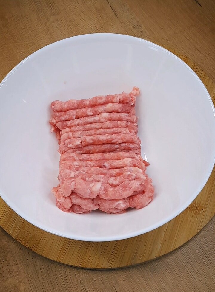 Берем любимый фарш, добавим специи(соль, перец по вкусу и лук натертый на крупной терке