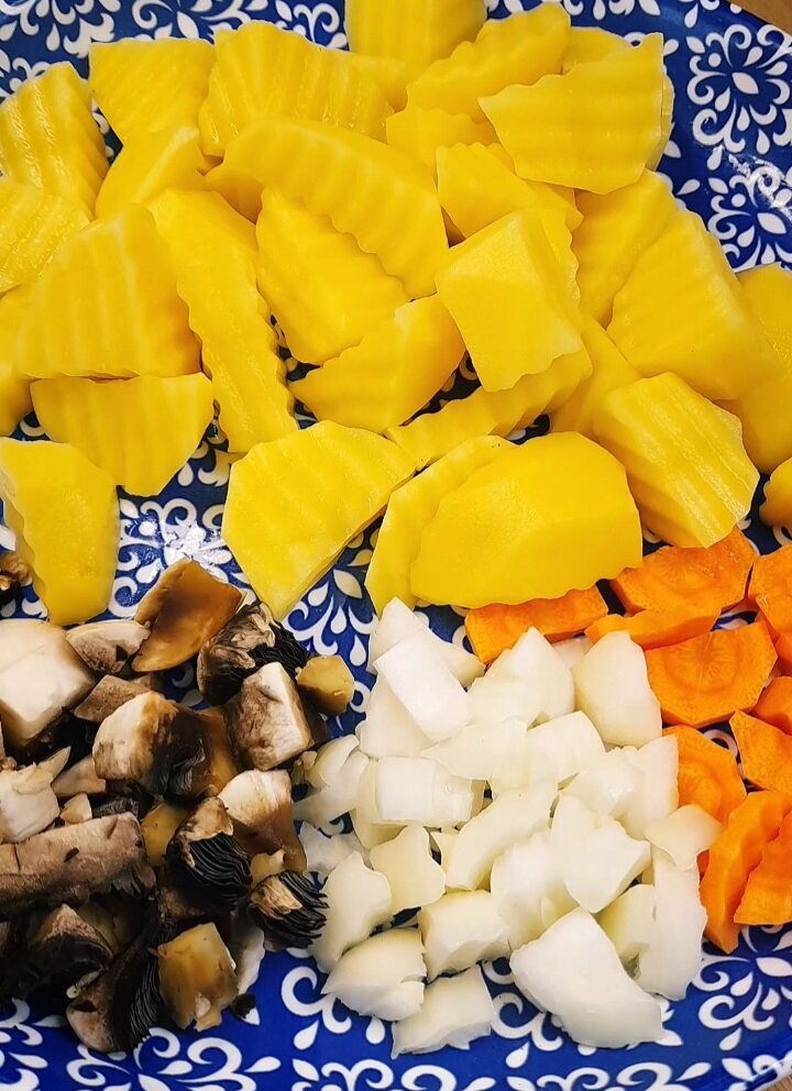 Берём все овощи которые есть дома и режем произвольно (у меня, это лук, морковь, картофель и грибы )