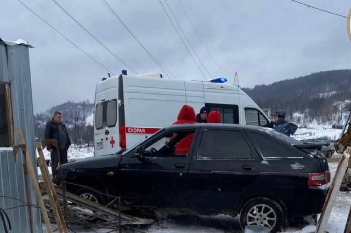    Машину занесло и водитель сбил мужчину.