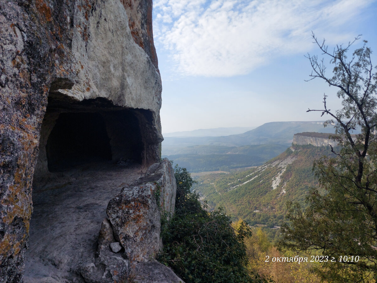 Пещера между верхним и нижним ярусами