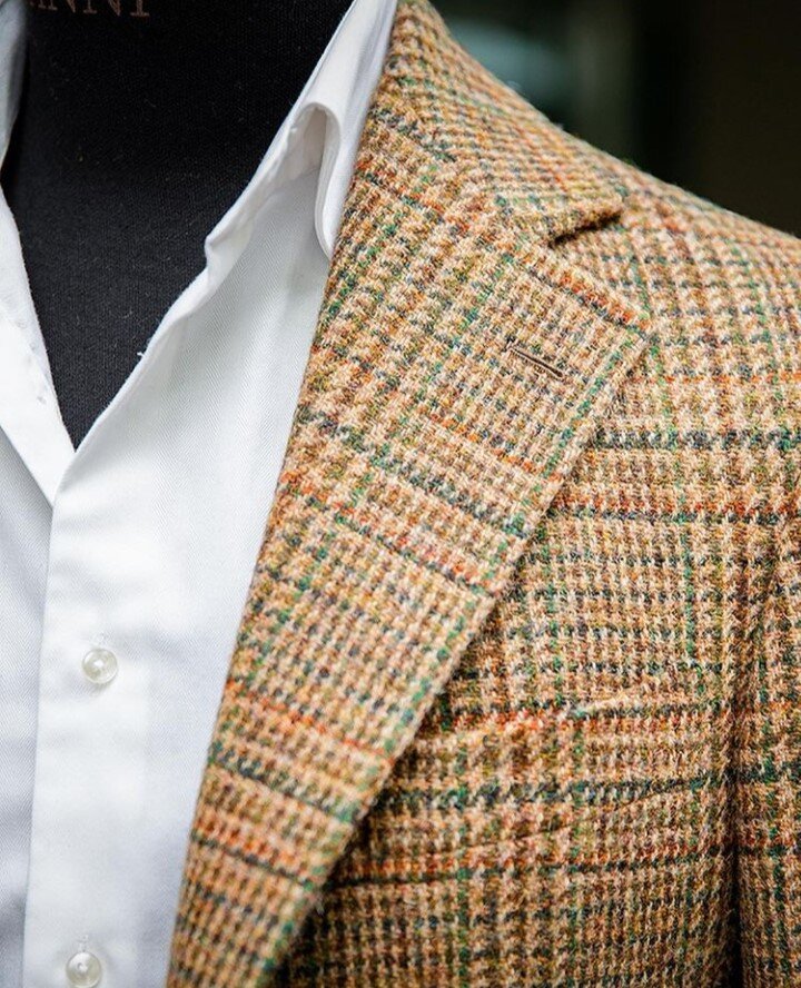 Фото с интернета . Ткань на костюм была примерно такой .