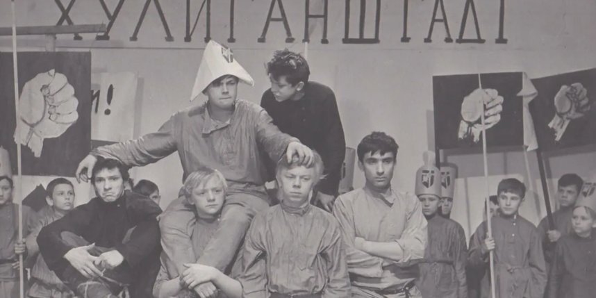    В СССР был снят очень трогательный и одновременно страшный фильм про детдомовцев "Республика ШКИД".Кадр из фильма "Республика ШКИД", 1966 год, режиссёр Геннадий Полока, киностудия "Ленфильм"