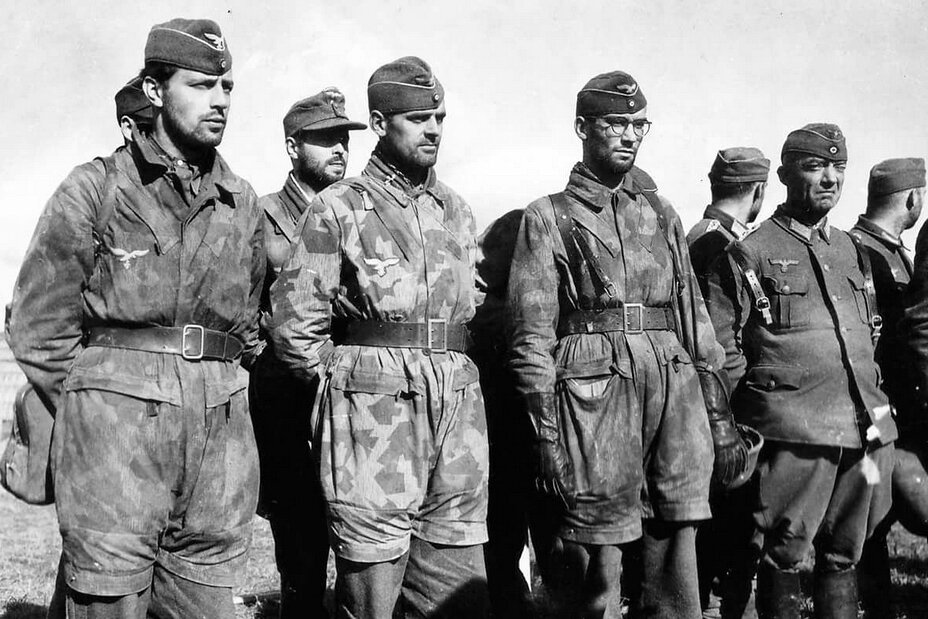 Немецкие военнопленные в Нормандии после завершения операции Оверлорд.