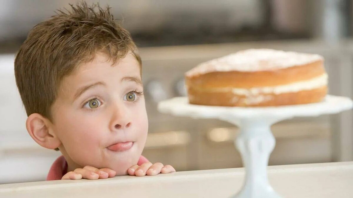 Ограничьте сладости до одной порции в день. Оставьте ребенку свободу выбора, когда именно он предпочтет съесть эту сладость - будь то на завтрак, обед или перекус. Однако, важно оставаться в контроле, чтобы избежать чрезмерного потребления. Например, целый торт - это слишком много.Чтобы не оставить ребенка голодным, подготовьте полезную альтернативу. Это может быть полезная закуска или аппетитный перекус.