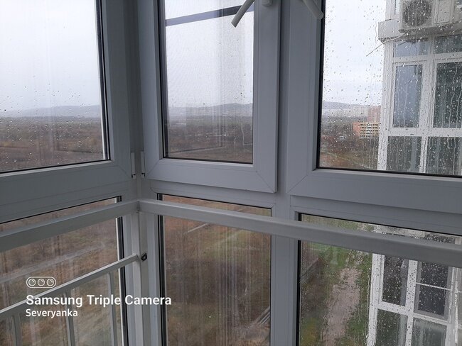 Пока непогода отражается только на стёклах...